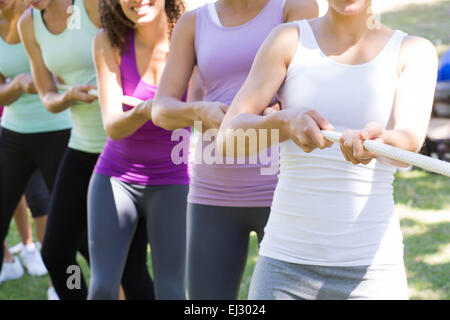 Gruppo Fitness giocando rimorchiatore di guerra Foto Stock