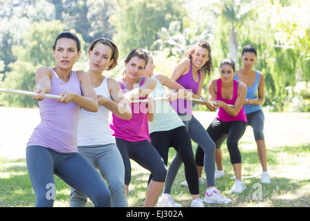 Gruppo Fitness giocando rimorchiatore di guerra Foto Stock