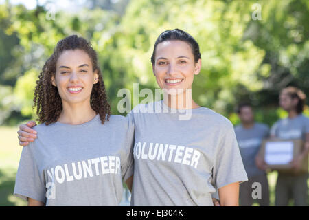 Felice volontari nel parco Foto Stock