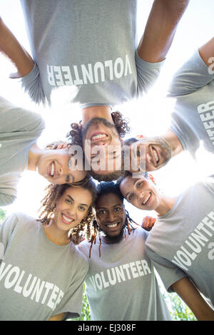 Felice volontari nel parco Foto Stock