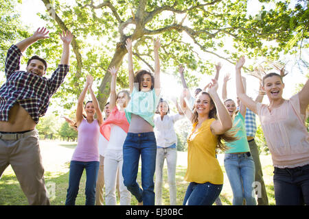 Happy amici nel parco il tifo Foto Stock