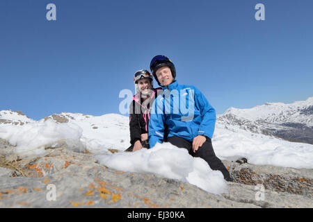 Gli sciatori che posano per una foto in caldo e soleggiato  condizioni Foto Stock