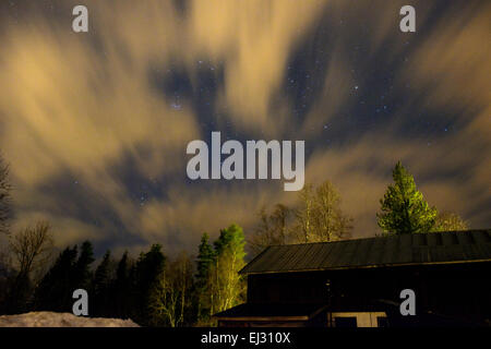 Nuvoloso Northern lights sky nel nord della Svezia campagna. Foto Stock