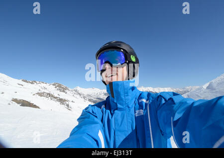 Giovane maschio sciatore taking selfie una foto sulla fotocamera Foto Stock