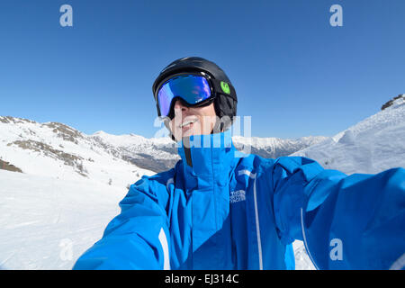 Giovane maschio sciatore taking selfie una foto sulla fotocamera Foto Stock