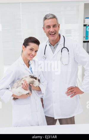 Sorridendo i veterinari in possesso di cat Foto Stock