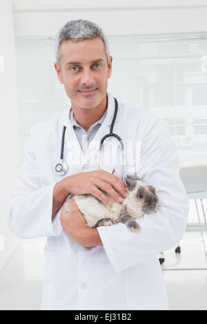 Veterinario con un coniglio nelle sue braccia Foto Stock