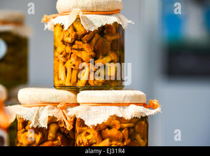 Funghi marinati in un vasetto di vetro Foto Stock