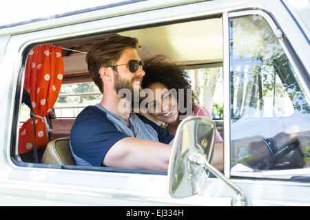 Hipster giovane guida in camper Foto Stock