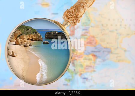 Guardando in su di una spiaggia molto popolare nel sud del Portogallo, Dona Ana, Faro, Algarve Foto Stock