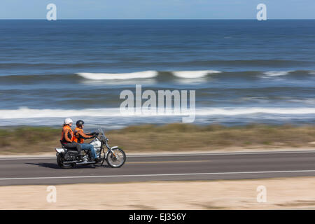 Matura sul motociclo Cruising Autostrada A1A, Oceano Atlantico Scenic Drive, Florida, Stati Uniti d'America Foto Stock