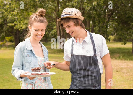 Happy amici nel parco con barbecue Foto Stock