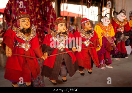 Marionette di uomini in abiti tradizionali, Nam Pan Village market, Lago Inle, Myanmar ( Birmania ), Asia Foto Stock