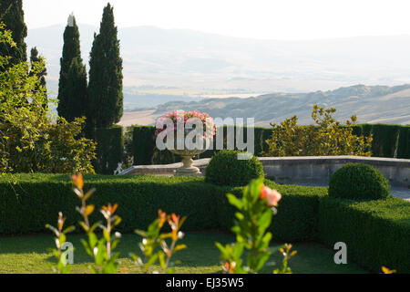 Villa La Foce, Toscana, Italia. Ampio giardino con topiaria da casella ritagliata copertura e vista su tutta la campagna toscana Foto Stock