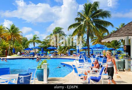 SAINT LUCIA, DEI CARAIBI - Dicembre 10, 2014: turisti rilassarsi presso la piscina in località esotiche in Saint Lucia, Caraibi Foto Stock