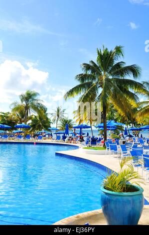 SAINT LUCIA, DEI CARAIBI - Dicembre 10, 2014: turisti rilassarsi presso la piscina in località esotiche in Saint Lucia, Caraibi Foto Stock
