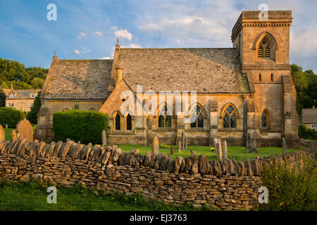 Sera La luce del sole su San Barnaba Chiesa, Snowshill, il Costwolds, Gloucestershire, Inghilterra Foto Stock