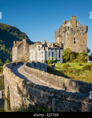 La mattina presto su Castello Eilean Donan lungo il Loch Duich, Dornie, altopiani, Scozia Foto Stock