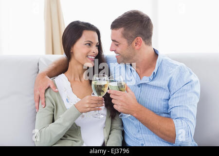 Amare giovane tostatura di bicchieri di vino Foto Stock