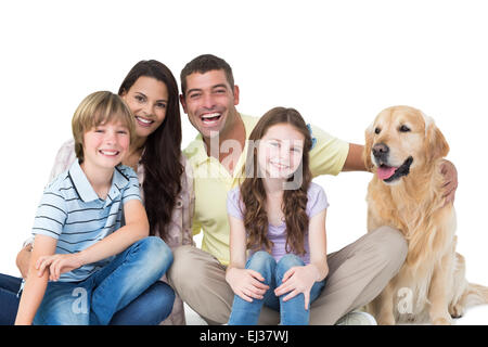 Famiglia con il golden retriever contro uno sfondo bianco Foto Stock