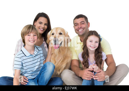 La famiglia felice con il golden retriever Foto Stock