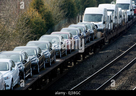 Il treno che porta nuova Ford auto e furgoni a Hatton Bank, Warwickshire, Regno Unito Foto Stock