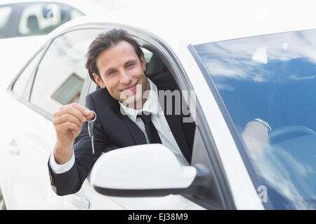 Imprenditore sorridente e mostra il tasto Foto Stock