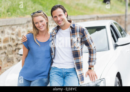 Giovane appoggiata sul cofano Foto Stock