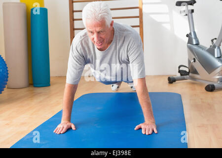 Senior uomo nella posizione dell'asse Foto Stock