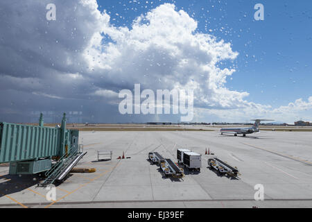 Piogge monsoniche avvicinando l'Aeroporto Internazionale di Albuquerque Sunport dista - Albuquerque, Nuovo Messico, STATI UNITI D'AMERICA Foto Stock