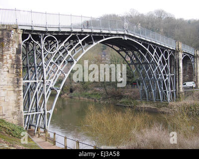 Vista del ponte di ferro sul' Ironbridge Gorge e fiume Severn nello Shropshire REGNO UNITO Foto Stock