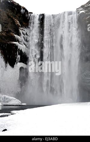 Cascata Skogafoss Islanda nella neve durante il periodo invernale Foto Stock