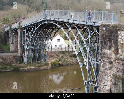 Vista del ponte di ferro sul' Ironbridge Gorge e fiume Severn nello Shropshire REGNO UNITO Foto Stock