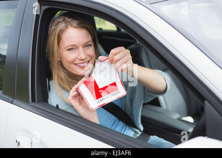 Allievo conducente sorridente e strappando l piastra Foto Stock
