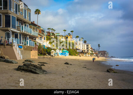 Case lungo la spiaggia, in Laguna Beach in California. Foto Stock