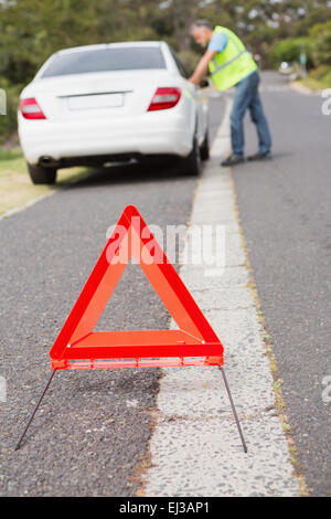 Vicino sul triangolo segno di avvertimento Foto Stock