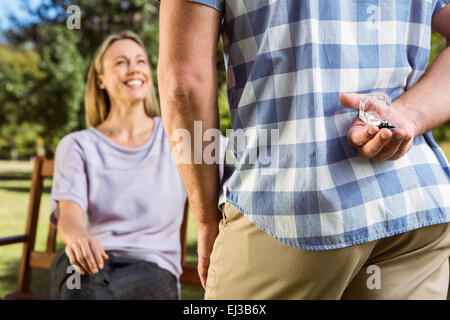 L'uomo sorprendente la sua fidanzata con una proposta nel parco Foto Stock