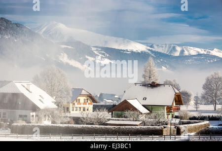 Bellissimo paesaggio della tradizionale cittadina austriaca di montagne ricoperte di neve Foto Stock