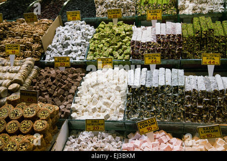 Vari dolci turchi in un mercato di Istanbul Foto Stock