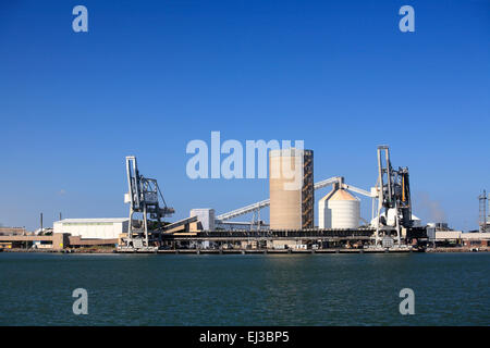 Porto di Newcastle Australia mostra Hunter River e il carbone e il grano di industria di caricamento Foto Stock