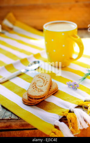 Lo zenzero e cannella caffè latte con la lavanda in fiore e sandwich cookies, stile ucraino Foto Stock