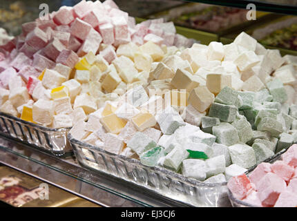 Varie delizie turche in un negozio di Istanbul Foto Stock