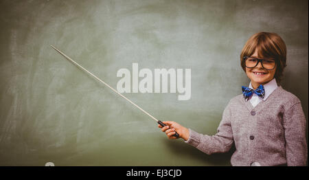 Ragazzo stecco di presa nella parte anteriore di Blackboard Foto Stock