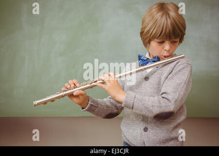 Little Boy riproduzione di flauto in aula Foto Stock