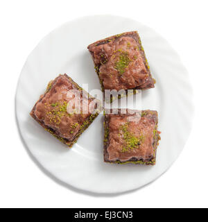 Piastra con bagno turco baklava isolate su sfondo bianco Foto Stock