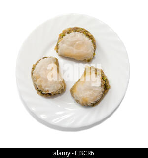 Piastra con bagno turco baklava isolate su sfondo bianco Foto Stock