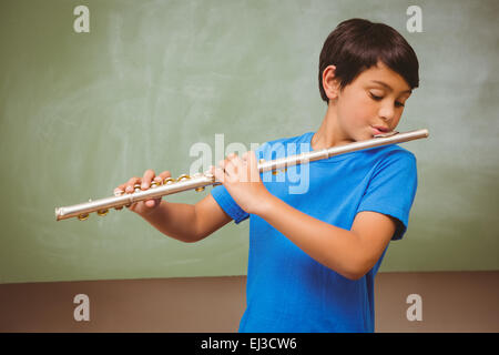 Little Boy riproduzione di flauto in aula Foto Stock