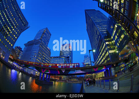 Edifici per uffici e grattacieli intorno a Canary Wharf al tramonto, Isle of Dogs, Londra, Inghilterra Foto Stock