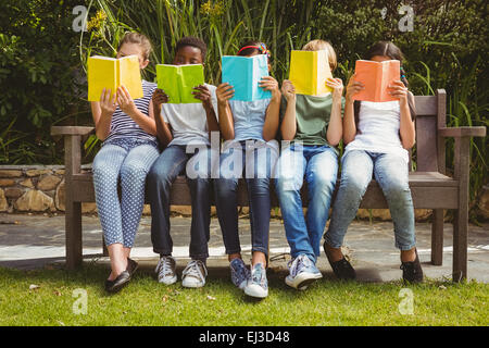 I bambini la lettura di libri in posizione di parcheggio Foto Stock
