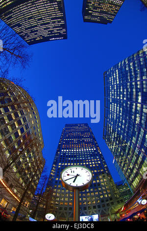 Edifici per uffici e grattacieli tra cui One Canada Square intorno a Canary Wharf al tramonto, Isle of Dogs, Londra, Inghilterra Foto Stock